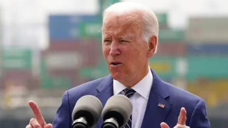 ARCHIVO – El presidente Biden habla sobre la inflación y los problemas de la cadena de suministro en Los Ángeles. (Foto AP/Damián Dovarganes)