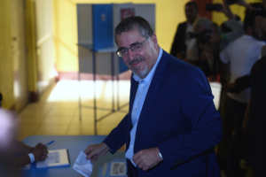 Guatemala, elecciones segunda vuelta - Barnardo Arevalo.